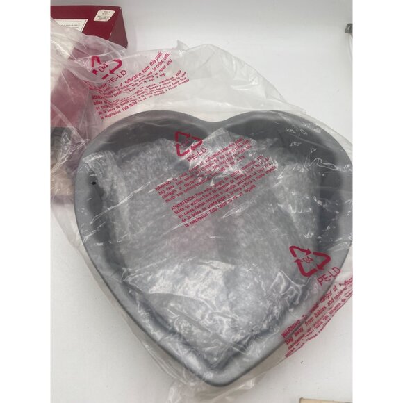 Williams-Sonoma Ruffled Heart Cake Pan Nonstick Removable Bottom - Picture 4 of 4